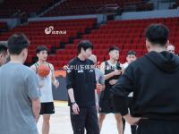 B体育体育官方-山东高速队主教练赞叹球队团结合作精神