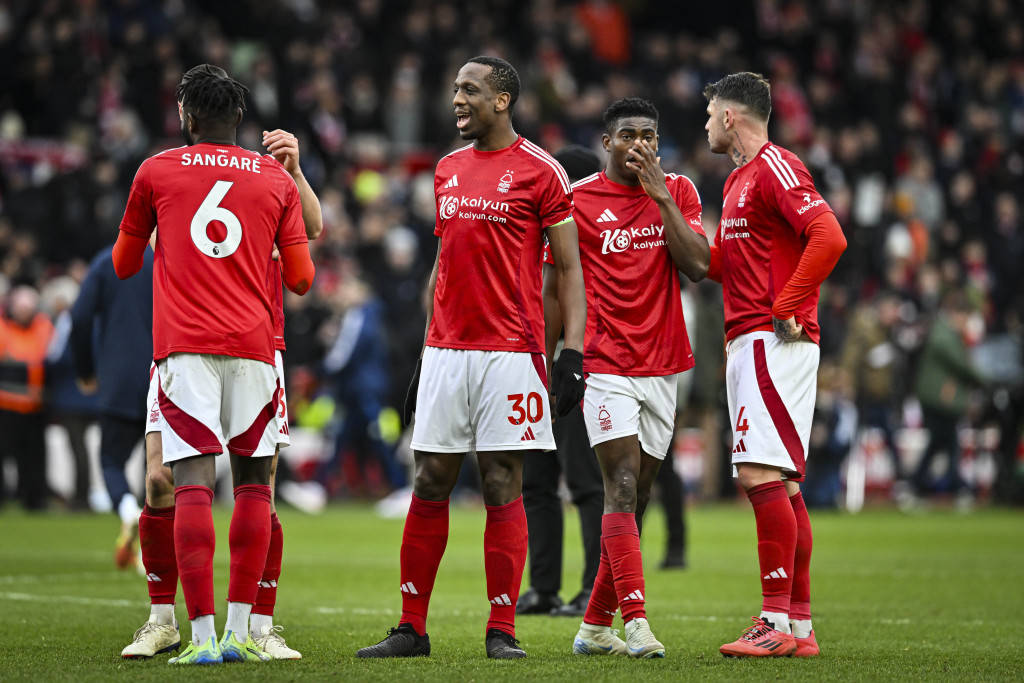 利物浦客场轻松取胜,保持榜首位置 利物浦客场轻松取胜,保持榜首位置