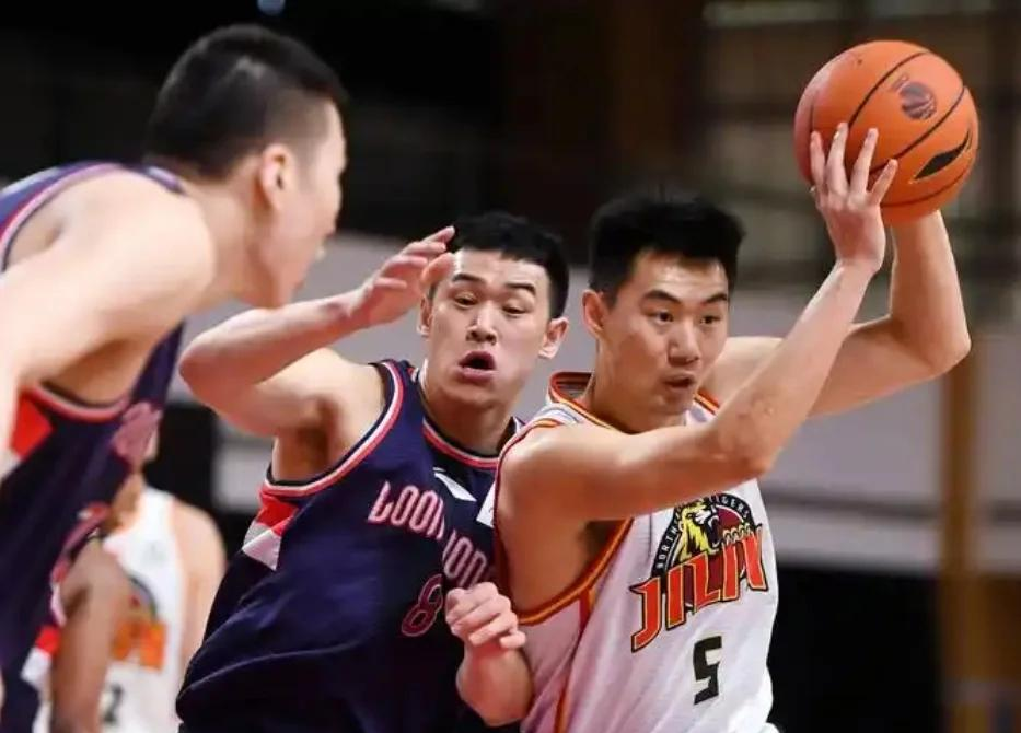 CBA球员技艺精湛，为球迷带来赛场精彩的简单介绍