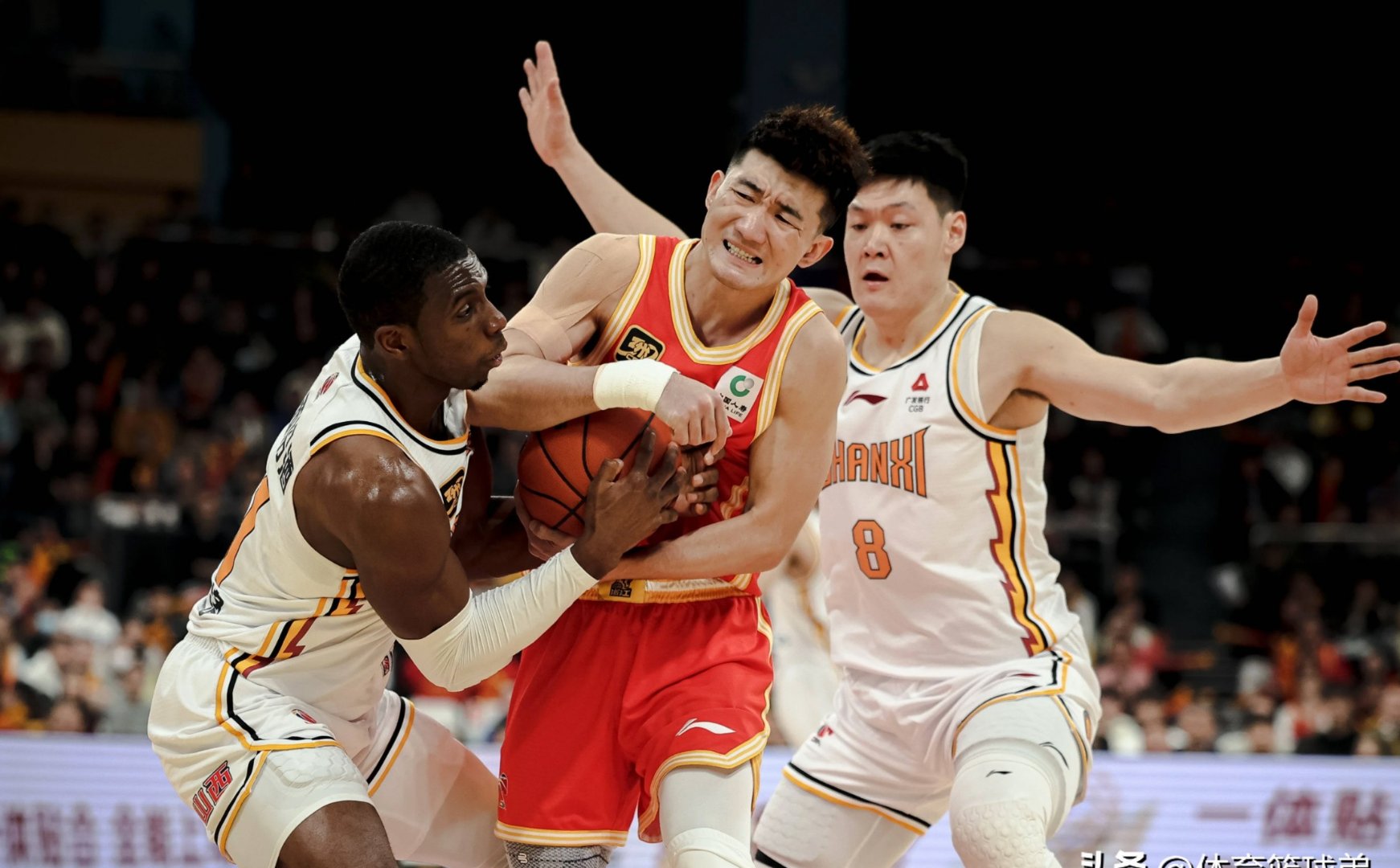 CBA球员技艺精湛，为球迷带来赛场精彩的简单介绍