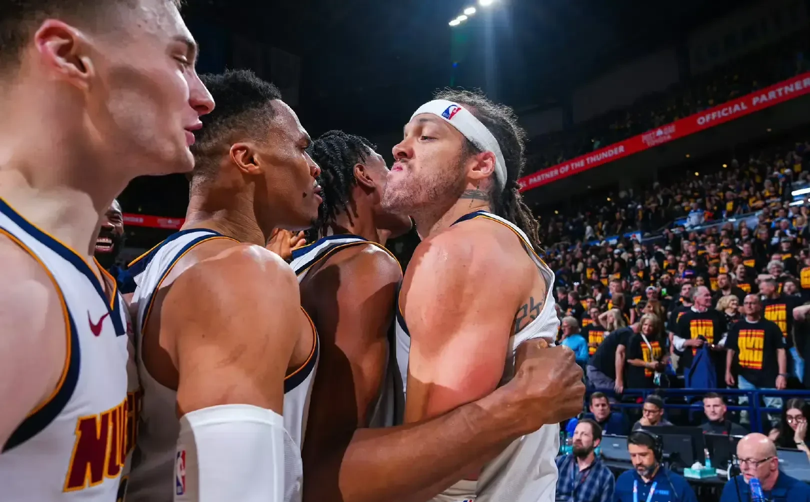 紧张比赛屡见绝杀，场面激烈！