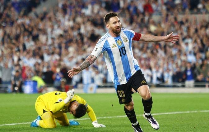 关于乌拉圭前锋助攻射中,助球队逆转胜利的信息 关于乌拉圭前锋助攻射中,助球队逆转胜利的信息