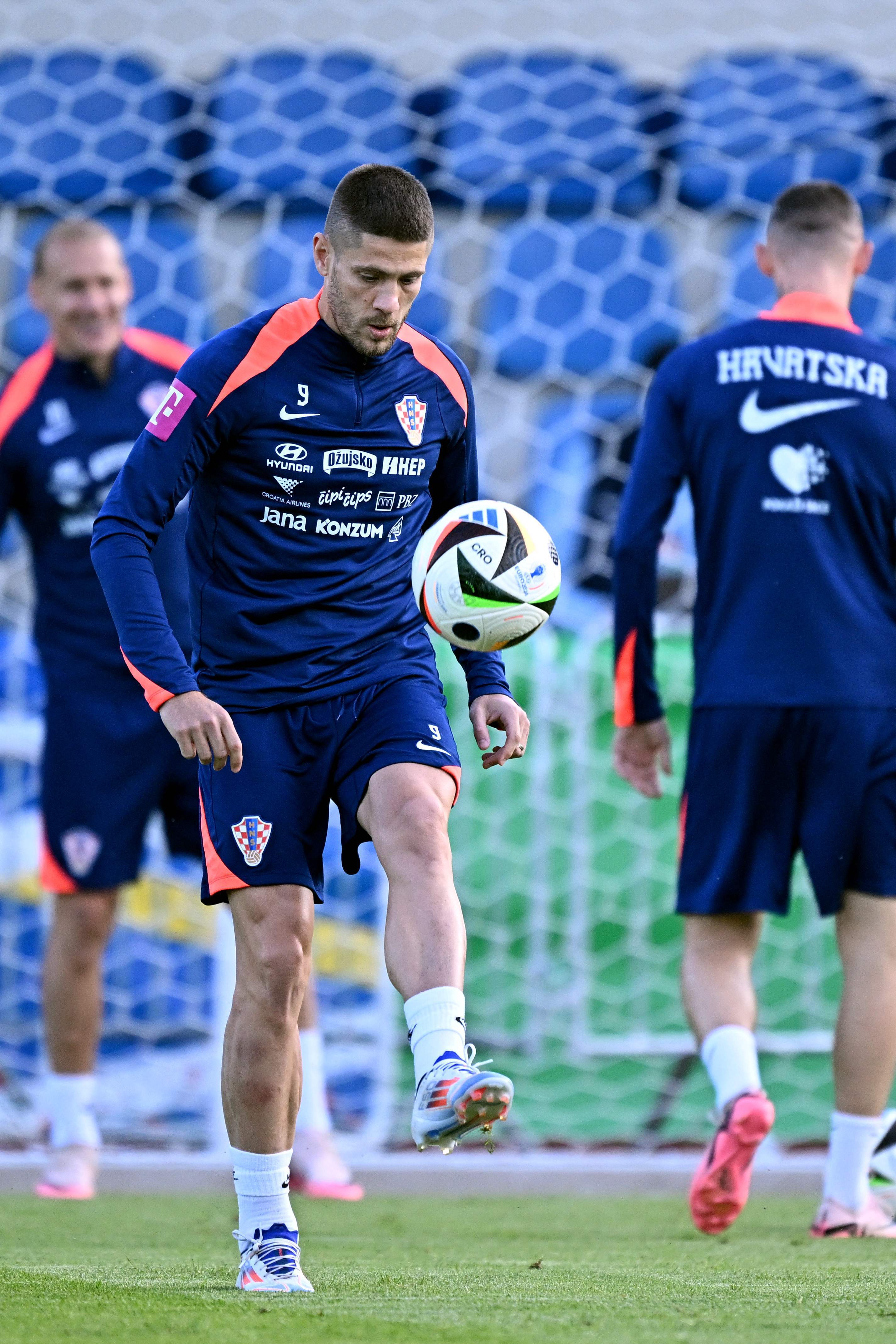 克罗地亚国家队表现出色,成功挺进欧洲杯四强的简单介绍 克罗地亚国家队表现出色,成功挺进欧洲杯四强的简单介绍