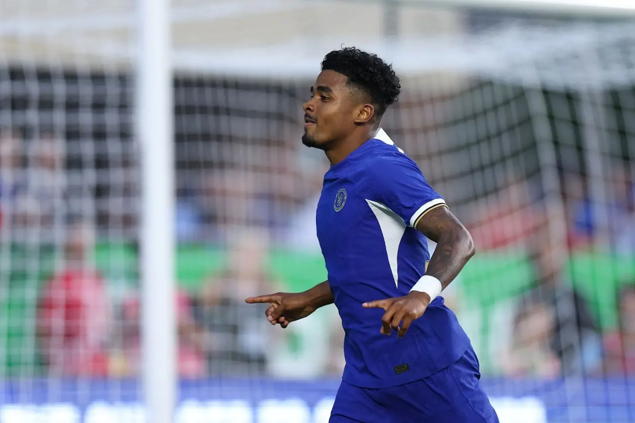 切尔西铁卫突然退役，球迷为其送别