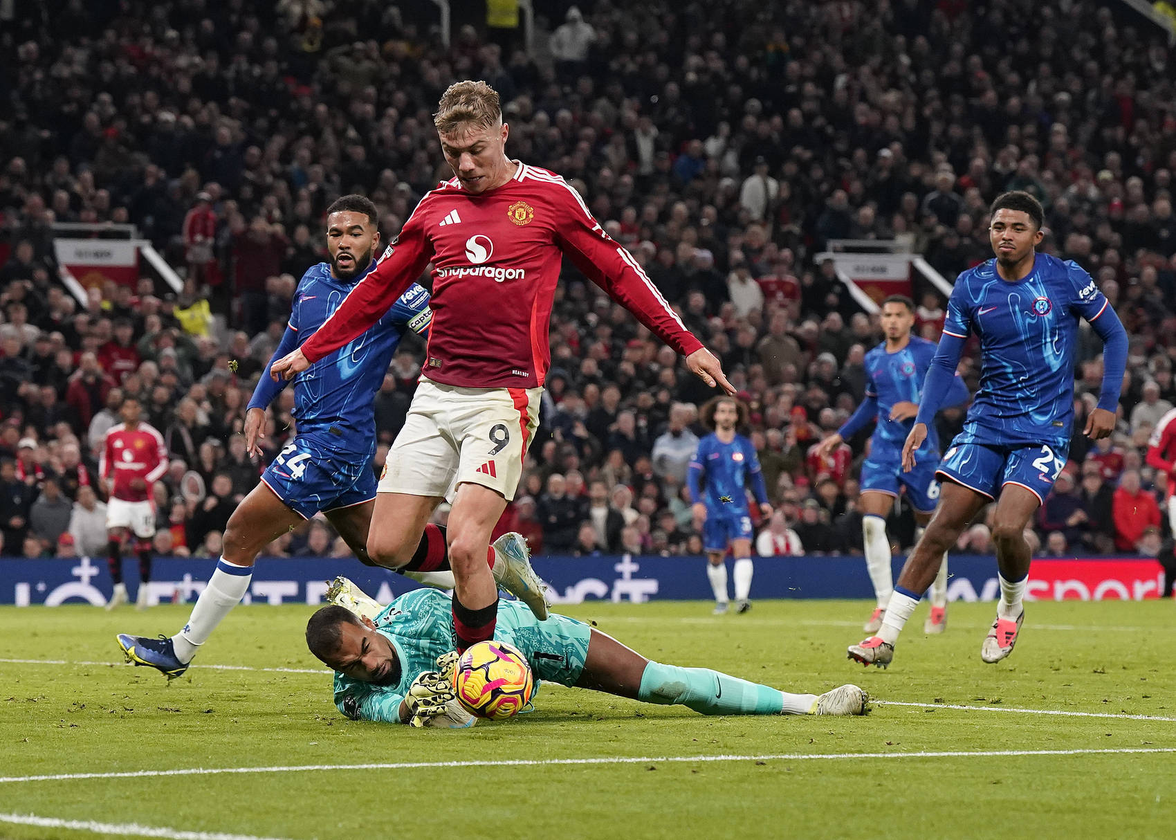 曼联球迷全程助阵,力挺球队 曼联球迷全程助阵,力挺球队