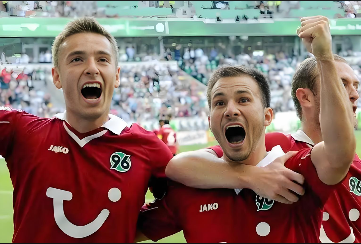 包含沙尔克04防线稳固，战胜强队取得胜利的词条