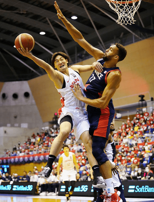 雷恩爆冷击败对手，展示强大战斗力