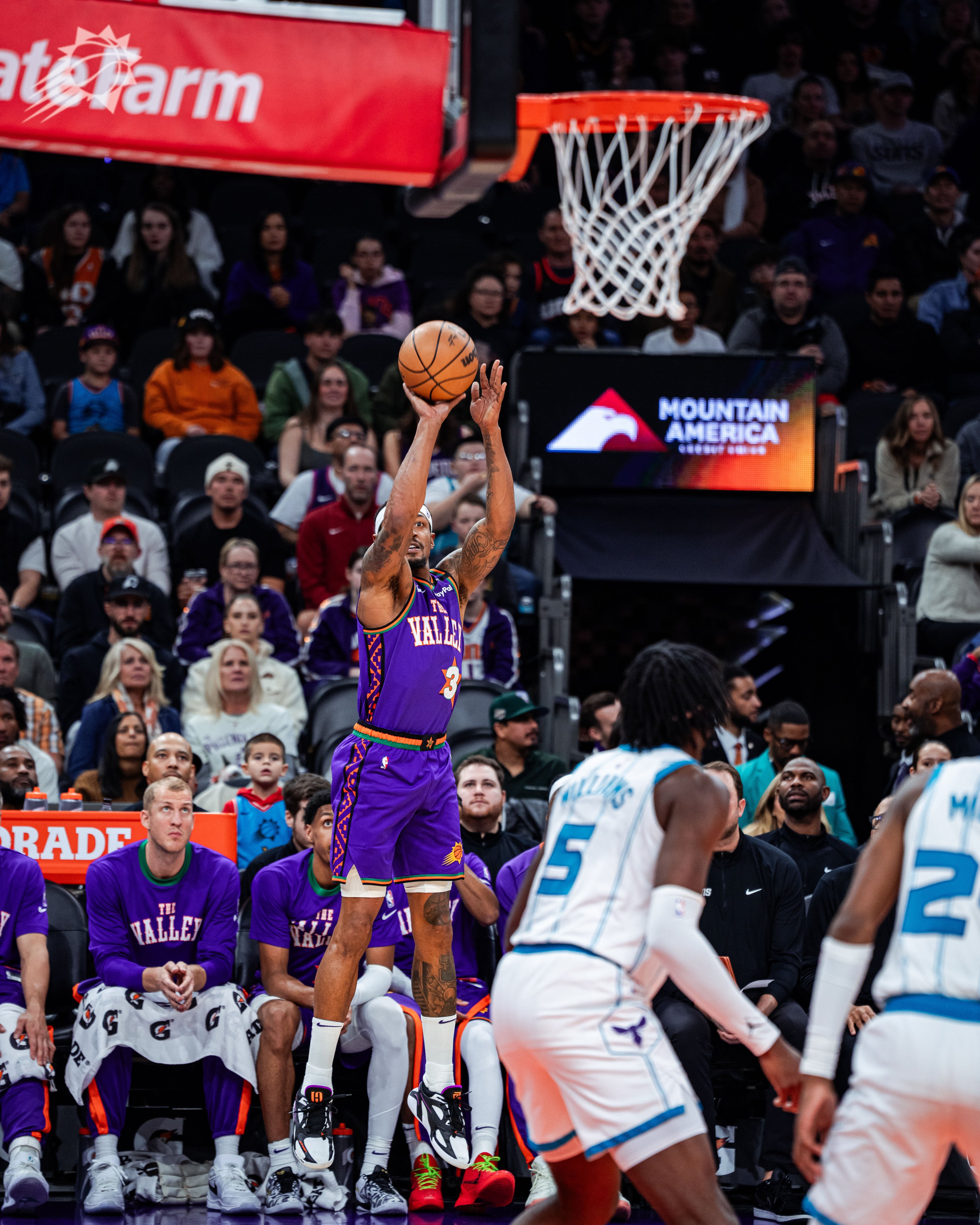 黄蜂客场击败雄鹿，重获胜利