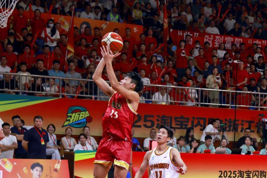 球场上热情澎湃，篮球比赛精彩纷呈的简单介绍