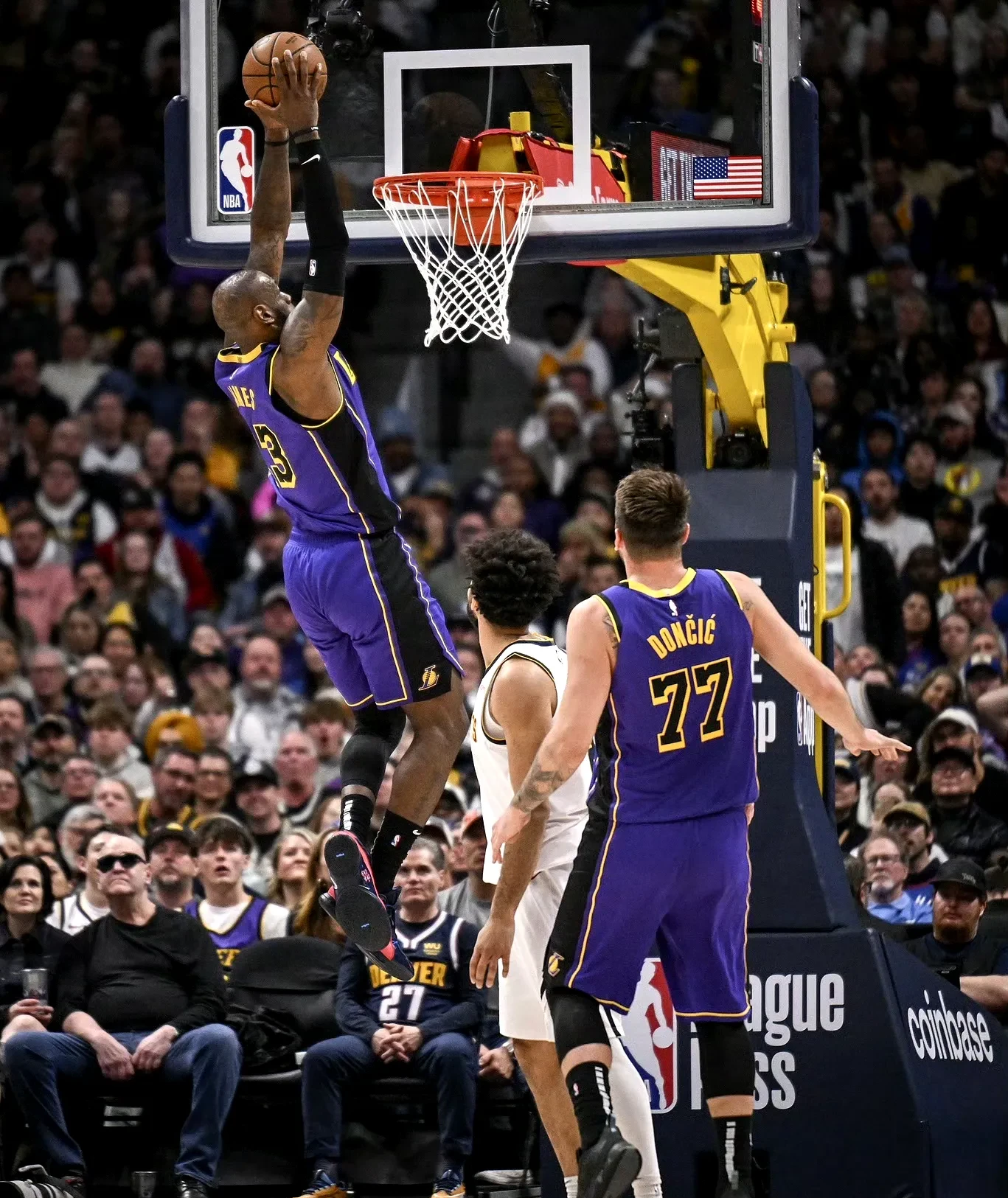 包含湖人不敌爵士遭遇连败，詹姆斯分未能扭转颓势的词条