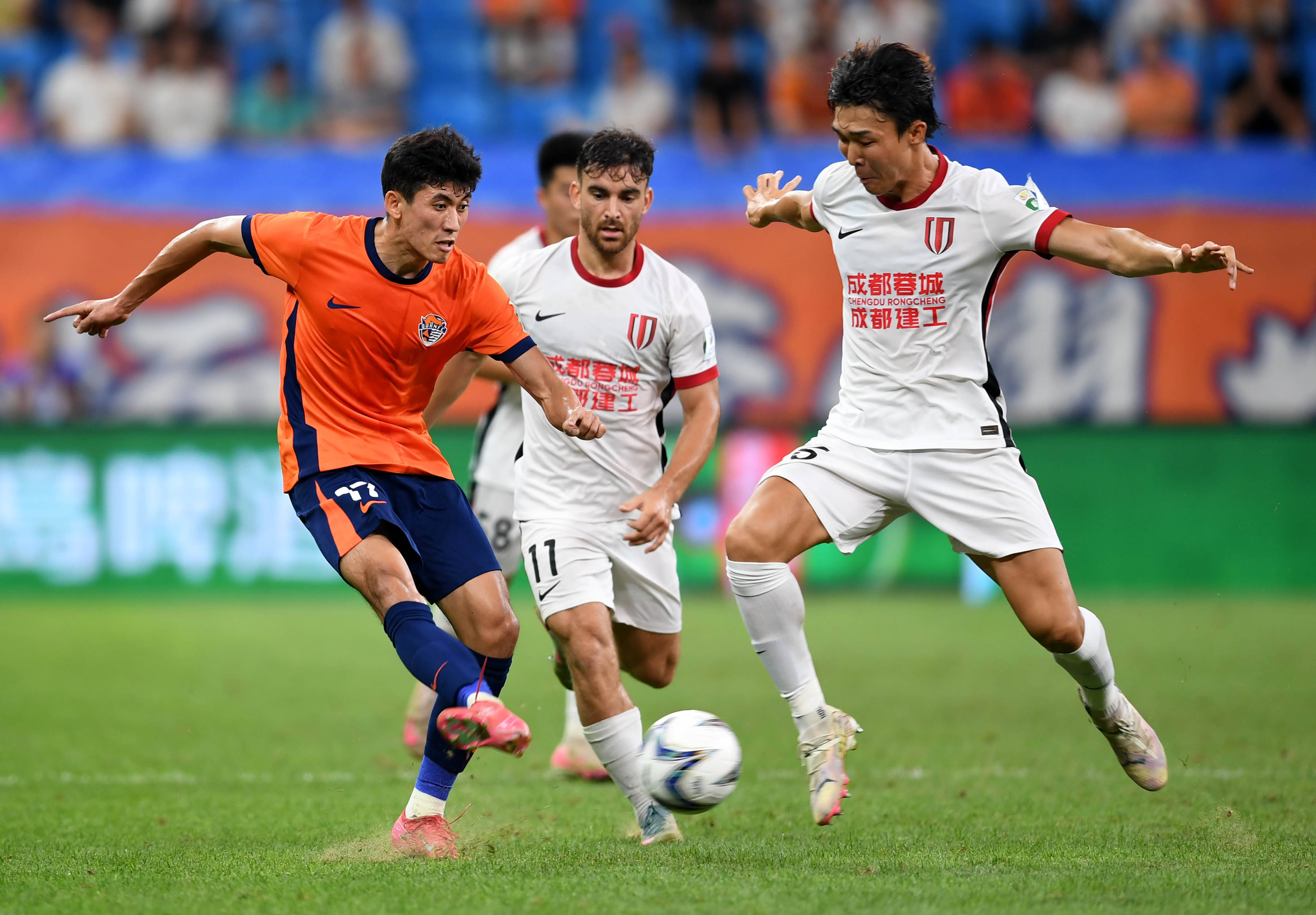 足球比赛激烈对抗，体育场上风起云涌