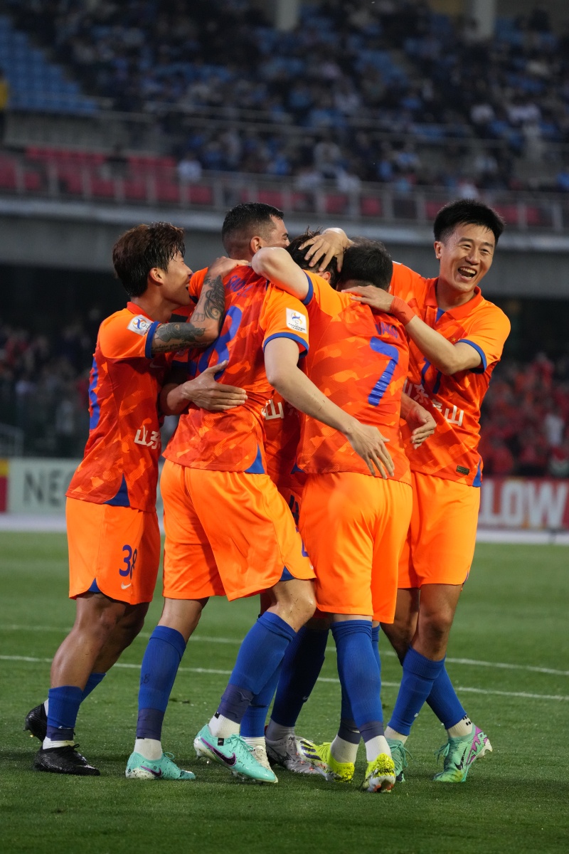 足球比赛激烈对抗，体育场上风起云涌